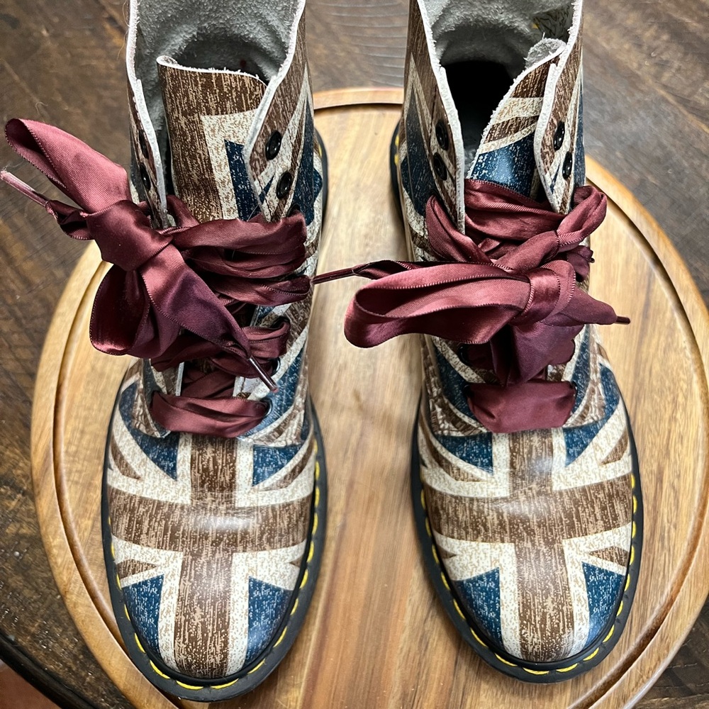 Doc Martens Union Jack Pascal Boots with ribbon.  Size 10 UK Flag
